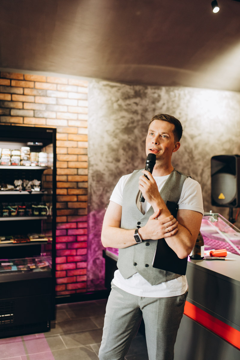 Утонченные и изысканные продукты теперь в шаговой доступности. Недавно в центре Владимира открылся гастробутик с широчайшим ассортиментом эксклюзивных деликатесов и напитков. Кстати, зайти туда можно не только за покупками, но и за приятной атмосферой. Подробнее о новой локации читайте в нашей статье.