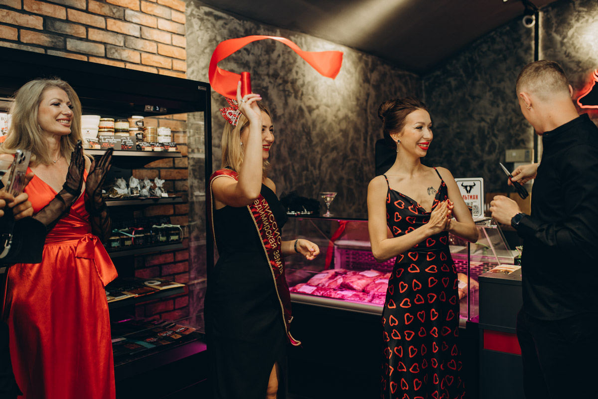 Утонченные и изысканные продукты теперь в шаговой доступности. Недавно в центре Владимира открылся гастробутик с широчайшим ассортиментом эксклюзивных деликатесов и напитков. Кстати, зайти туда можно не только за покупками, но и за приятной атмосферой. Подробнее о новой локации читайте в нашей статье.