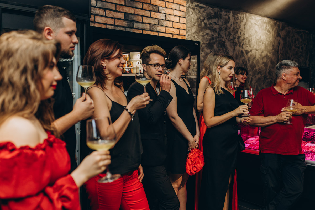 Утонченные и изысканные продукты теперь в шаговой доступности. Недавно в центре Владимира открылся гастробутик с широчайшим ассортиментом эксклюзивных деликатесов и напитков. Кстати, зайти туда можно не только за покупками, но и за приятной атмосферой. Подробнее о новой локации читайте в нашей статье.