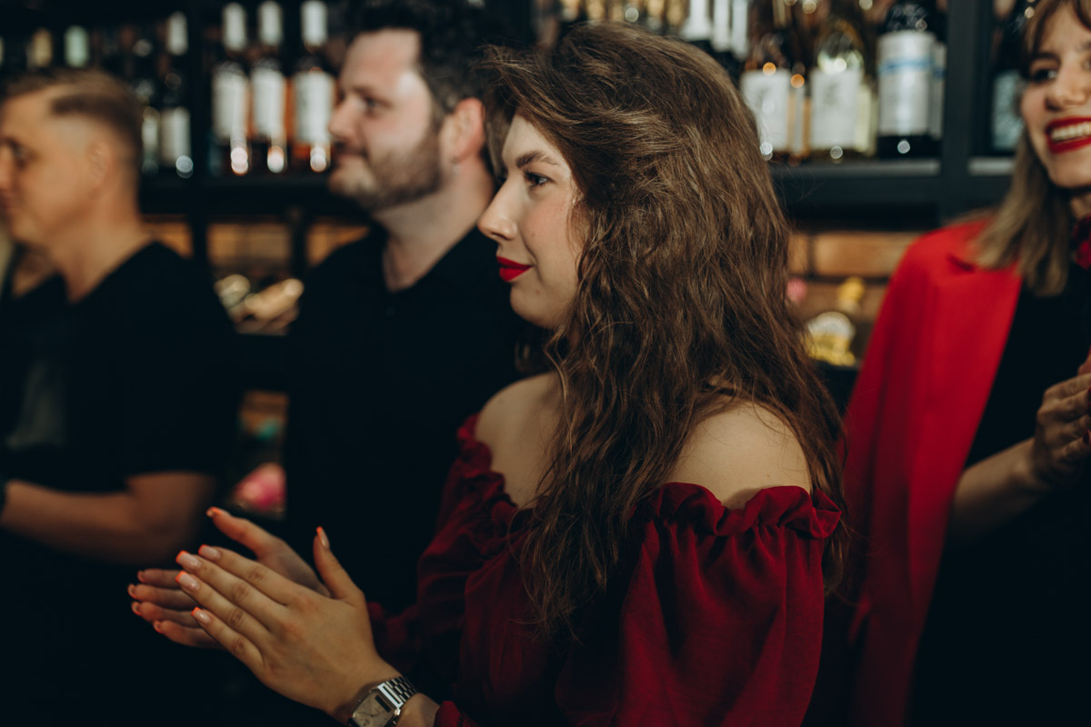 Утонченные и изысканные продукты теперь в шаговой доступности. Недавно в центре Владимира открылся гастробутик с широчайшим ассортиментом эксклюзивных деликатесов и напитков. Кстати, зайти туда можно не только за покупками, но и за приятной атмосферой. Подробнее о новой локации читайте в нашей статье.