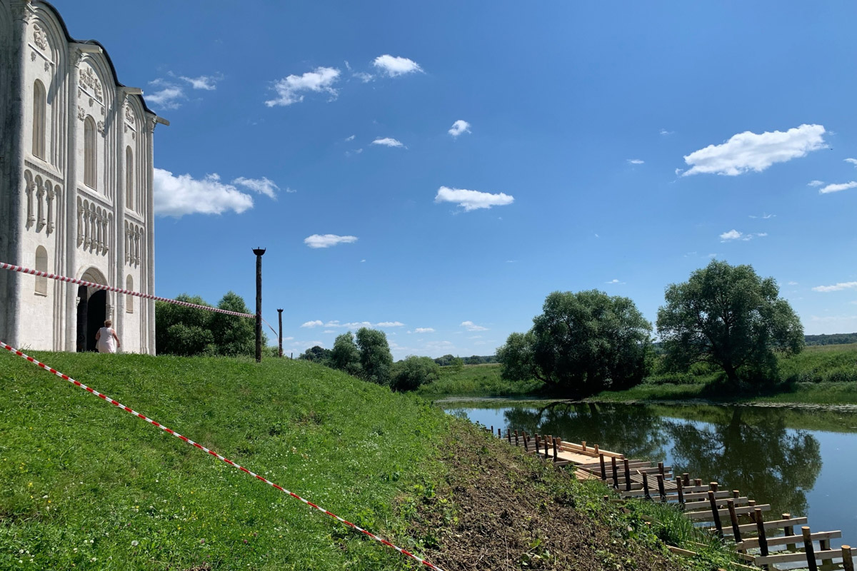 Во Владимирской области планируют снимать еще один фильм, на этот раз историческую картину про эпоху князя Боголюбского. Группа будет работать в Суздальском районе и Юрьеве-Польском. На время съемок для посещения закроют некоторые храмы и соборы, а также историко-ландшафтный комплекс «Боголюбовский луг».