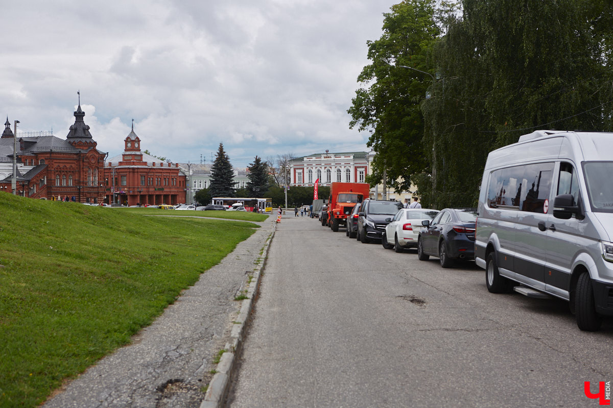 Владимир готовится запустить систему платных парковок. В пилотном варианте проект может заработать уже этим летом. Подробностей в мэрии не сообщают, но первые паркоматы, скорее всего, появятся на Большой Московской и Никитской улицах.