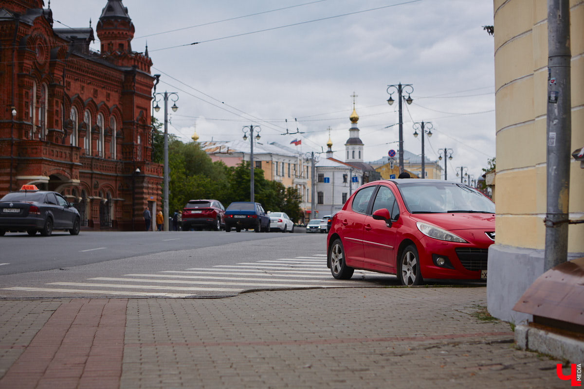 Владимир готовится запустить систему платных парковок. В пилотном варианте проект может заработать уже этим летом. Подробностей в мэрии не сообщают, но первые паркоматы, скорее всего, появятся на Большой Московской и Никитской улицах.