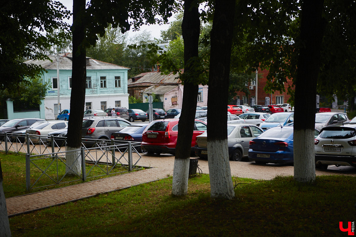Владимир готовится запустить систему платных парковок. В пилотном варианте проект может заработать уже этим летом. Подробностей в мэрии не сообщают, но первые паркоматы, скорее всего, появятся на Большой Московской и Никитской улицах.