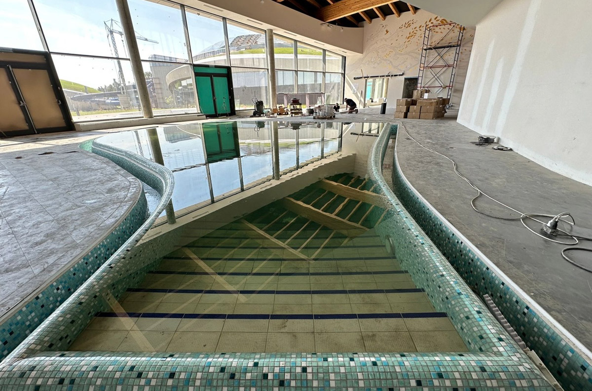 Скоро жители и туристы 33-го региона смогут насладиться целым спектром водных развлечений в рамках одного комплекса. Да, открытие аквапарка в Суздале не за горами. Состоится ли оно в августе и как выглядит популярная в будущем локация, узнал «Ключ-Медиа».