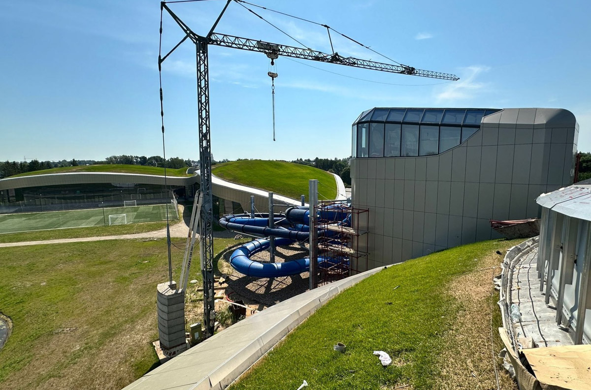 Скоро жители и туристы 33-го региона смогут насладиться целым спектром водных развлечений в рамках одного комплекса. Да, открытие аквапарка в Суздале не за горами. Состоится ли оно в августе и как выглядит популярная в будущем локация, узнал «Ключ-Медиа».