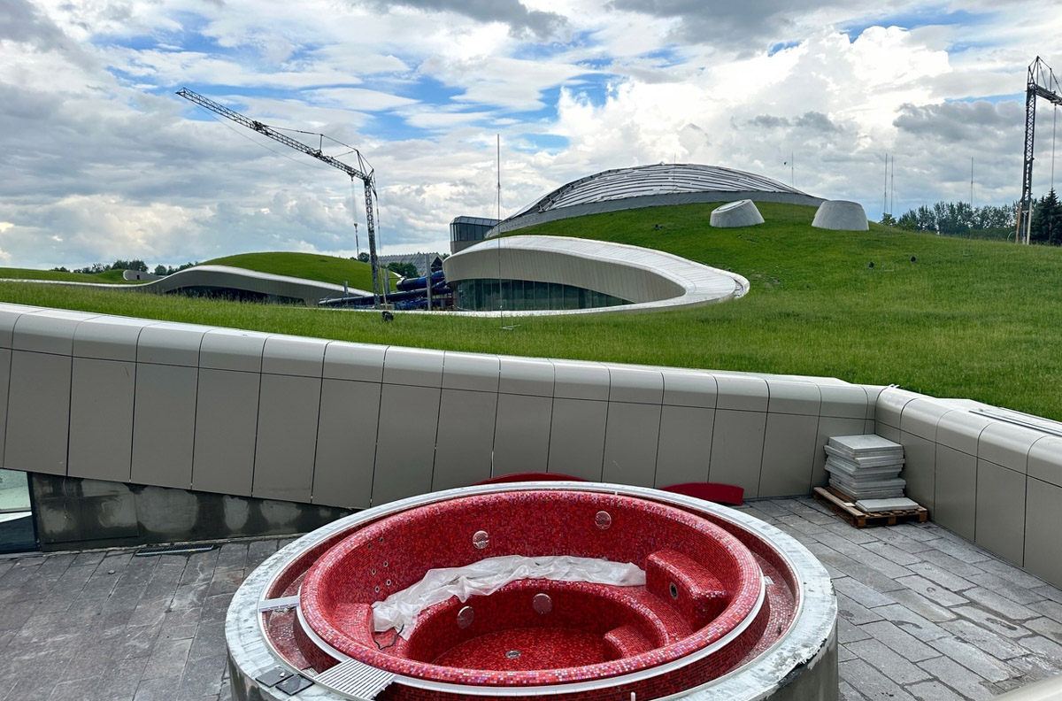 Скоро жители и туристы 33-го региона смогут насладиться целым спектром водных развлечений в рамках одного комплекса. Да, открытие аквапарка в Суздале не за горами. Состоится ли оно в августе и как выглядит популярная в будущем локация, узнал «Ключ-Медиа».