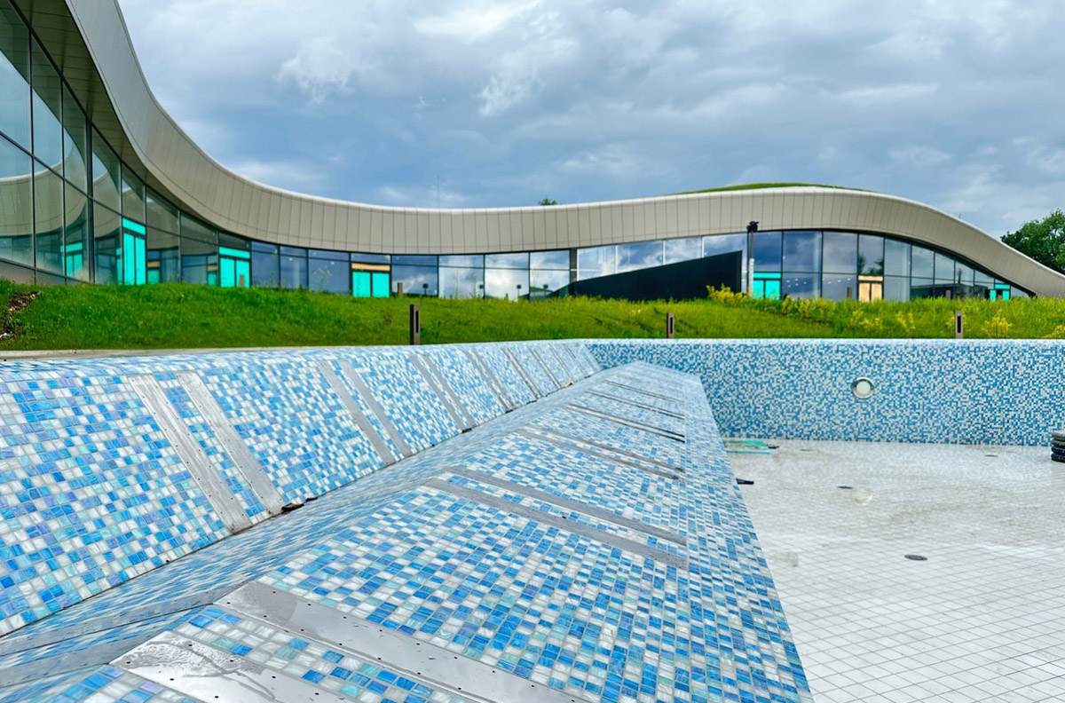 Скоро жители и туристы 33-го региона смогут насладиться целым спектром водных развлечений в рамках одного комплекса. Да, открытие аквапарка в Суздале не за горами. Состоится ли оно в августе и как выглядит популярная в будущем локация, узнал «Ключ-Медиа».