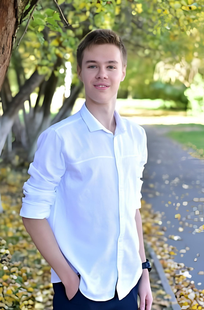 Лето — горячая пора не только потому, что за окном плюс 30. Для учеников средних образовательных учреждений это еще и время сдачи ЕГЭ. «Ключ-Медиа» удалось поговорить с некоторыми стобалльниками 2024 года и расспросить их о подготовке к экзамену, переживаниях и планах на будущее.