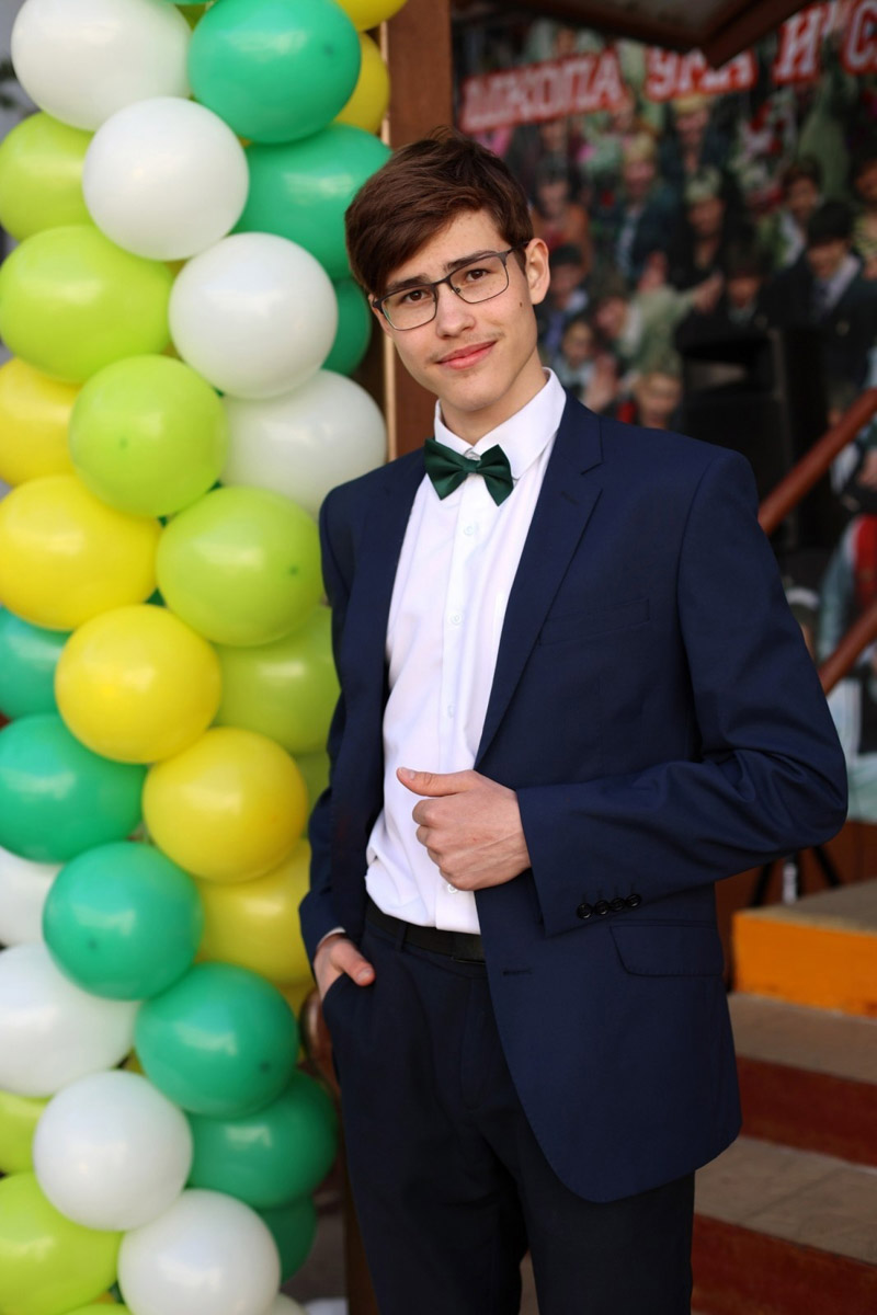 Лето — горячая пора не только потому, что за окном плюс 30. Для учеников средних образовательных учреждений это еще и время сдачи ЕГЭ. «Ключ-Медиа» удалось поговорить с некоторыми стобалльниками 2024 года и расспросить их о подготовке к экзамену, переживаниях и планах на будущее.