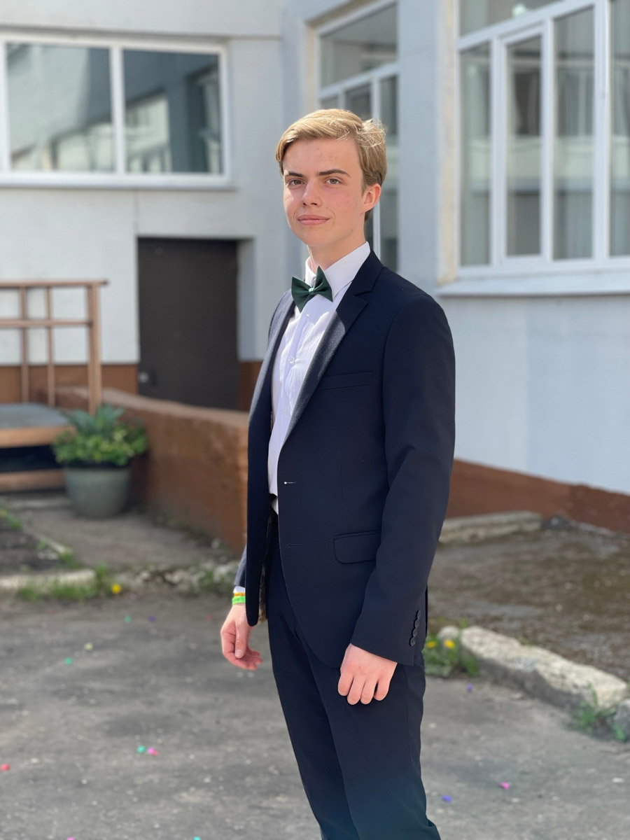 Лето — горячая пора не только потому, что за окном плюс 30. Для учеников средних образовательных учреждений это еще и время сдачи ЕГЭ. «Ключ-Медиа» удалось поговорить с некоторыми стобалльниками 2024 года и расспросить их о подготовке к экзамену, переживаниях и планах на будущее.