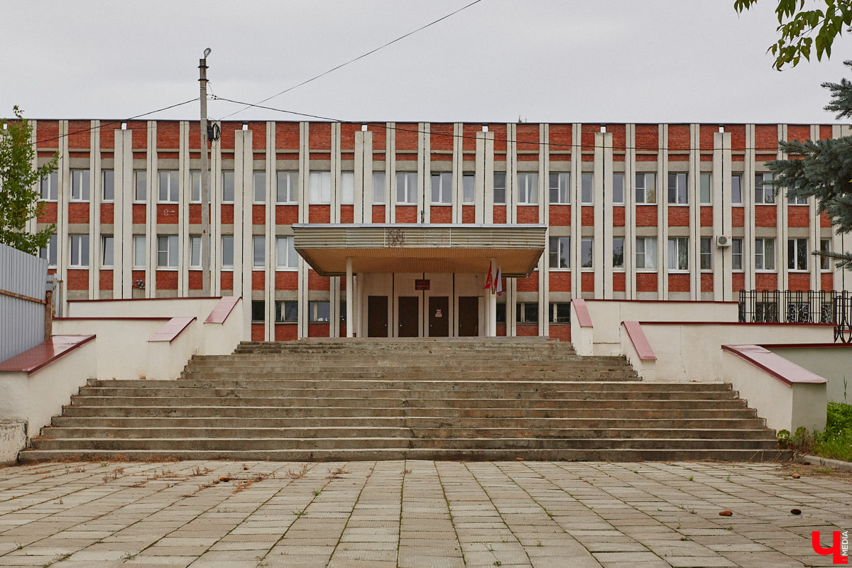 Лето — горячая пора не только потому, что за окном плюс 30. Для учеников средних образовательных учреждений это еще и время сдачи ЕГЭ. «Ключ-Медиа» удалось поговорить с некоторыми стобалльниками 2024 года и расспросить их о подготовке к экзамену, переживаниях и планах на будущее.