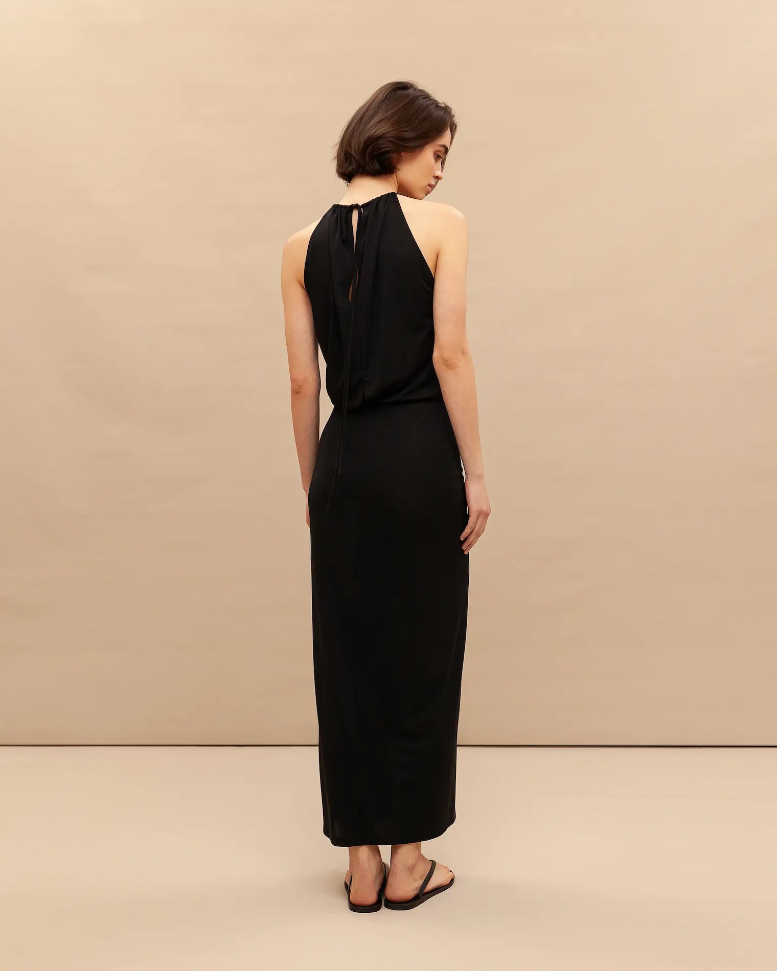 Актриса Юлия Снигирь снова выбрала бренд Sashaverse для важного торжества — вручения кинематографической премии «Ника». И, представляете, получила приз «Лучшая женская роль» за фильм «За нас с вами». Победу пришлось разделить с еще одной звездой в белом — Юлией Пересильд. Но платье дизайнера из Вязников Александра Терехова точно войдет в список лучших образов этого лета. Фото красоты — в нашем материале.