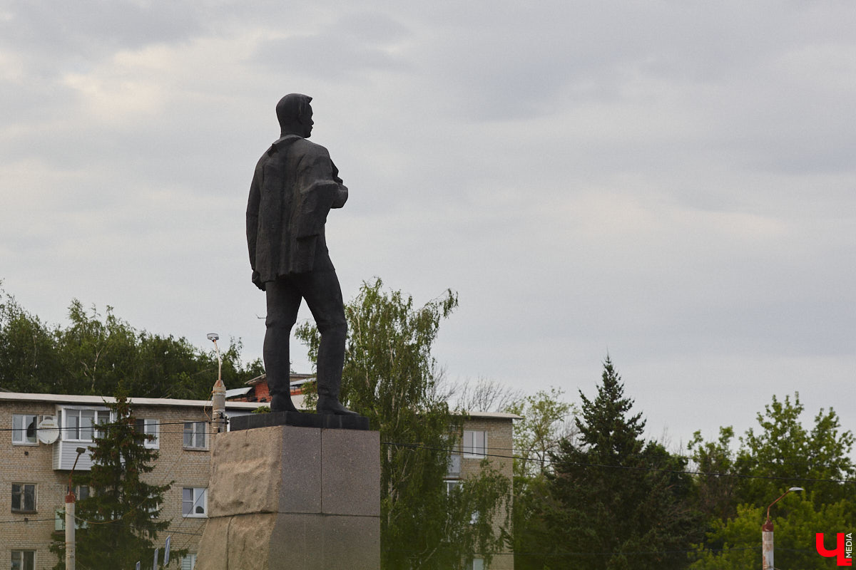 12 июля 1974 года во Владимире, на площади Фрунзе, открыли монумент в честь известного революционера, военачальника Михаила Фрунзе. Памятник представляет собой бронзовую фигуру высотой 5 метров, которая установлена на четырехметровом гранитном блоке. К ней с трех сторон ведут лестницы, а обширная площадка вокруг явно была рассчитана на массовые партийно-комсомольские мероприятия. Величественный монумент являлся главной доминантой площади до тех пор, пока за его спиной не выстроили большой торгово-офисный центр. Но это далеко не единственные удивительные факты о памятнике Фрунзе.