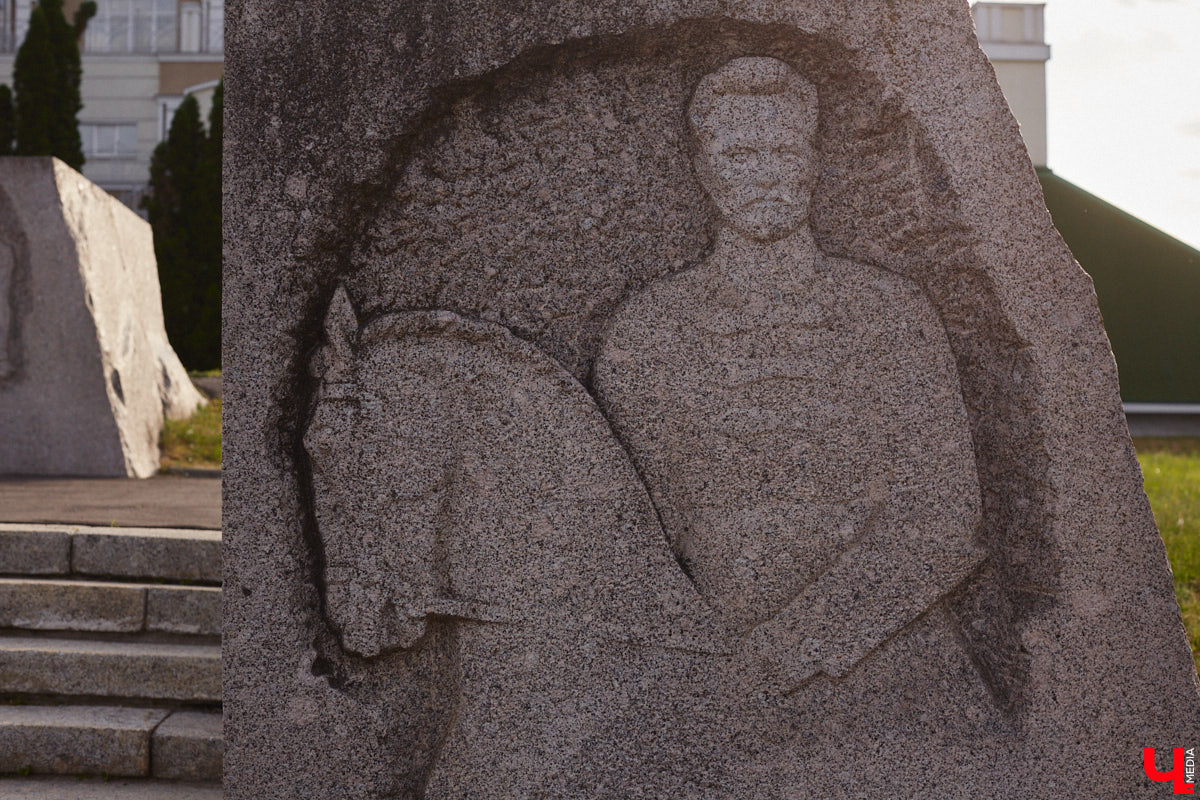 12 июля 1974 года во Владимире, на площади Фрунзе, открыли монумент в честь известного революционера, военачальника Михаила Фрунзе. Памятник представляет собой бронзовую фигуру высотой 5 метров, которая установлена на четырехметровом гранитном блоке. К ней с трех сторон ведут лестницы, а обширная площадка вокруг явно была рассчитана на массовые партийно-комсомольские мероприятия. Величественный монумент являлся главной доминантой площади до тех пор, пока за его спиной не выстроили большой торгово-офисный центр. Но это далеко не единственные удивительные факты о памятнике Фрунзе.