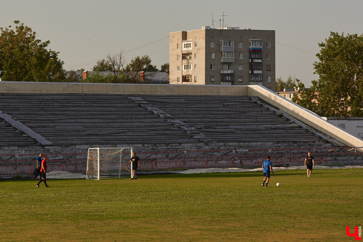 Во Владимире начали обновлять беговые дорожки на стадионе «Лыбедь», а на «Торпедо» закрыли большую арену из-за аварийного состояния трибун. В то же время архитекторы показали рендеры будущего Центра спортивной борьбы на Суздальском проспекте. Если вы ведете здоровый образ жизни, вам наверняка интересно узнать обо всем подробнее.