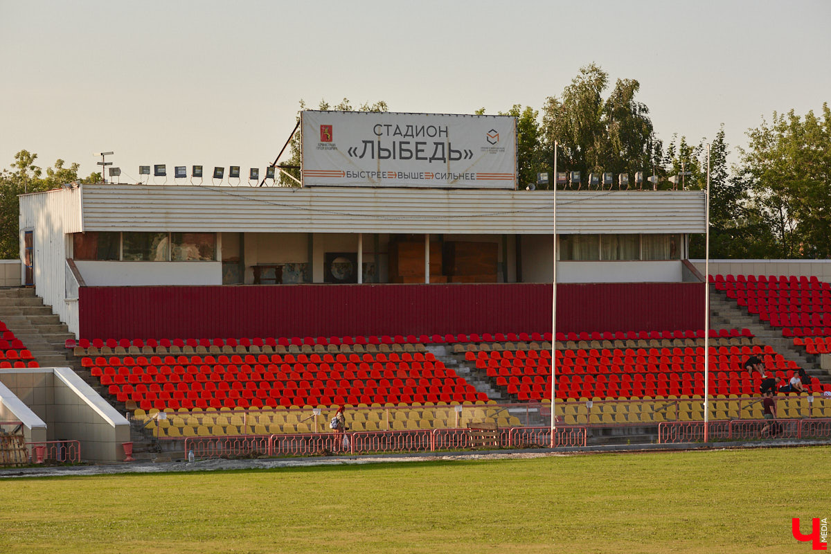 Во Владимире начали обновлять беговые дорожки на стадионе «Лыбедь», а на «Торпедо» закрыли большую арену из-за аварийного состояния трибун. В то же время архитекторы показали рендеры будущего Центра спортивной борьбы на Суздальском проспекте. Если вы ведете здоровый образ жизни, вам наверняка интересно узнать обо всем подробнее.