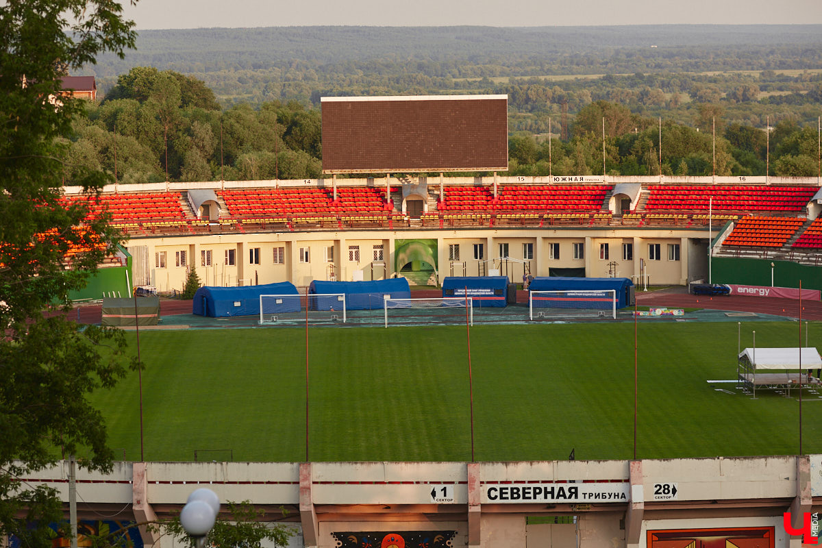 Во Владимире начали обновлять беговые дорожки на стадионе «Лыбедь», а на «Торпедо» закрыли большую арену из-за аварийного состояния трибун. В то же время архитекторы показали рендеры будущего Центра спортивной борьбы на Суздальском проспекте. Если вы ведете здоровый образ жизни, вам наверняка интересно узнать обо всем подробнее.