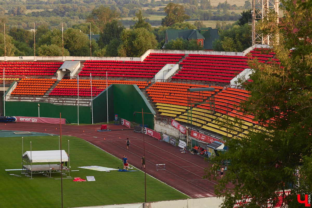 Во Владимире начали обновлять беговые дорожки на стадионе «Лыбедь», а на «Торпедо» закрыли большую арену из-за аварийного состояния трибун. В то же время архитекторы показали рендеры будущего Центра спортивной борьбы на Суздальском проспекте. Если вы ведете здоровый образ жизни, вам наверняка интересно узнать обо всем подробнее.