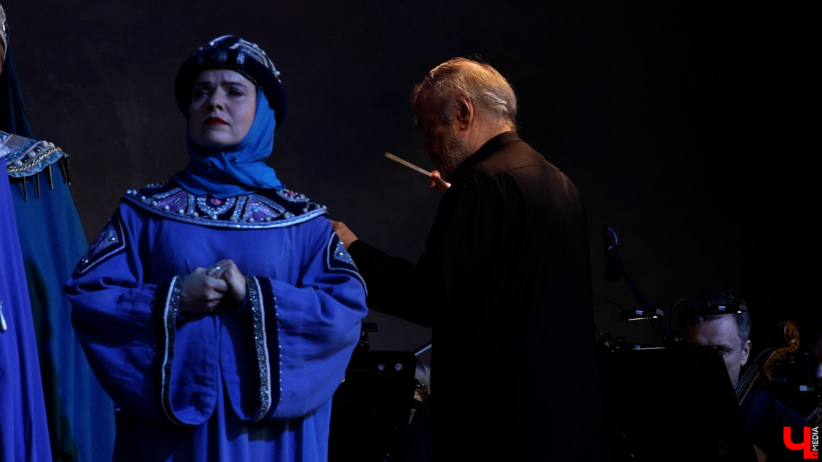 Вчера в Суздале состоялось светомузыкальное представление с участием хора и оркестра Мариинского театра. Шоу прошло на территории кремля, посетили его несколько тысяч зрителей. Так, на стены Архиерейских палат были выведены сказочные сюжеты.