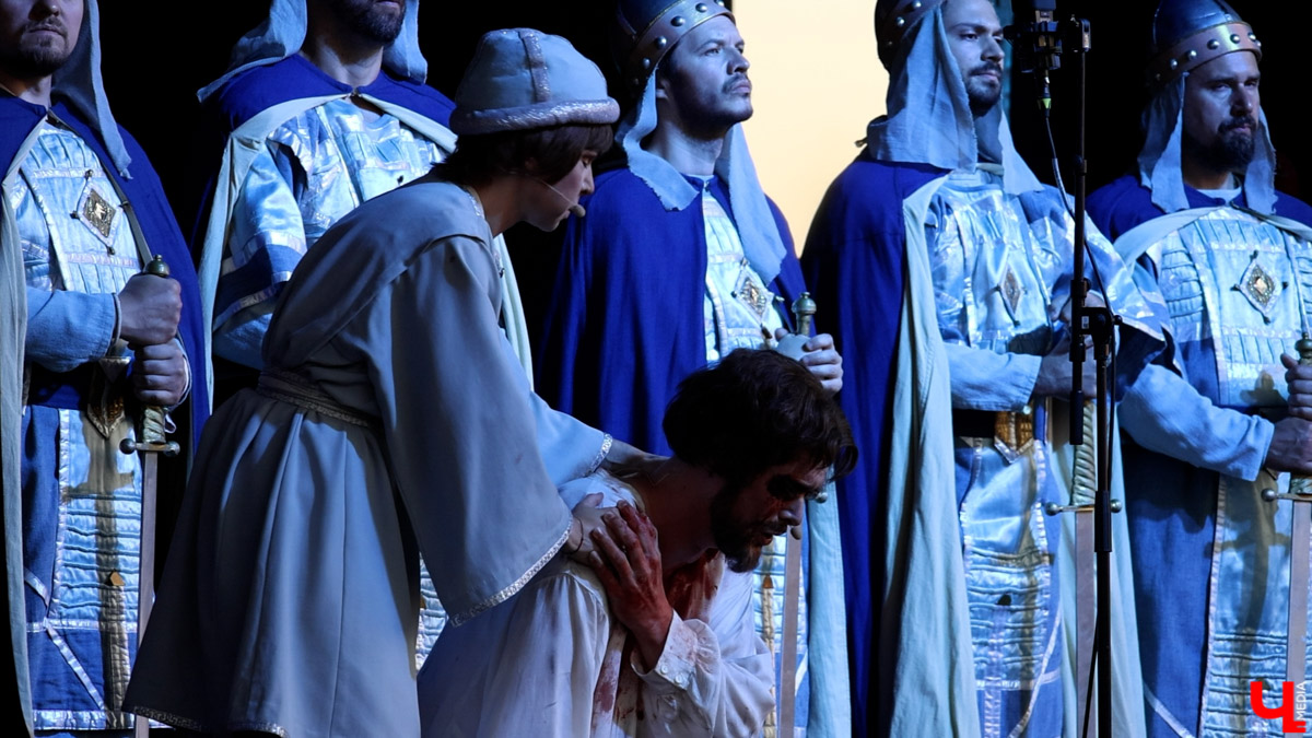 Вчера в Суздале состоялось светомузыкальное представление с участием хора и оркестра Мариинского театра. Шоу прошло на территории кремля, посетили его несколько тысяч зрителей. Так, на стены Архиерейских палат были выведены сказочные сюжеты.