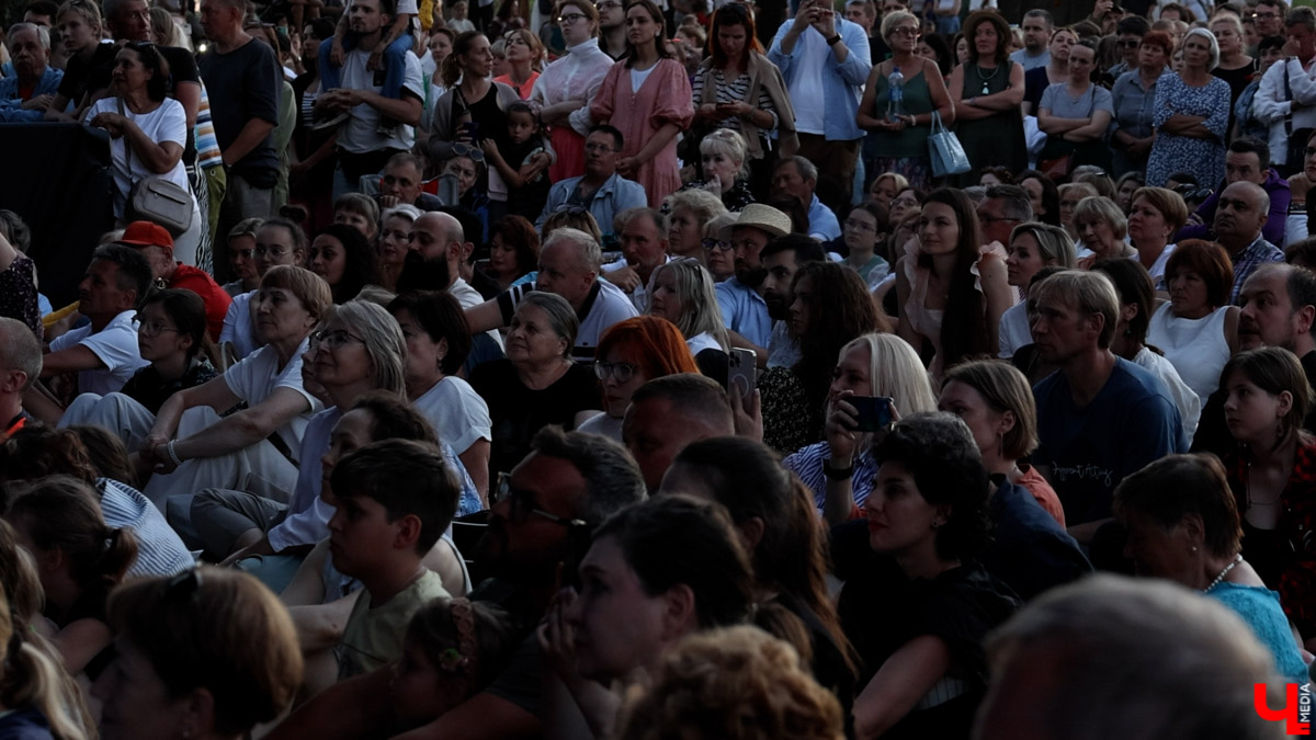 Вчера в Суздале состоялось светомузыкальное представление с участием хора и оркестра Мариинского театра. Шоу прошло на территории кремля, посетили его несколько тысяч зрителей. Так, на стены Архиерейских палат были выведены сказочные сюжеты.