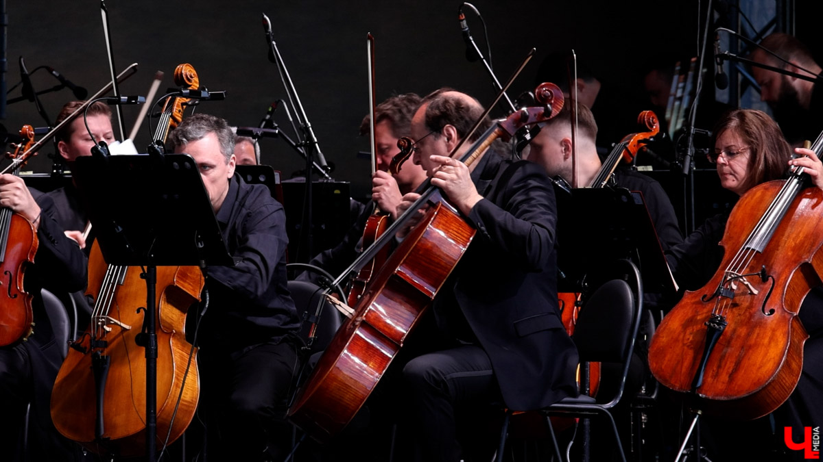 Вчера в Суздале состоялось светомузыкальное представление с участием хора и оркестра Мариинского театра. Шоу прошло на территории кремля, посетили его несколько тысяч зрителей. Так, на стены Архиерейских палат были выведены сказочные сюжеты.