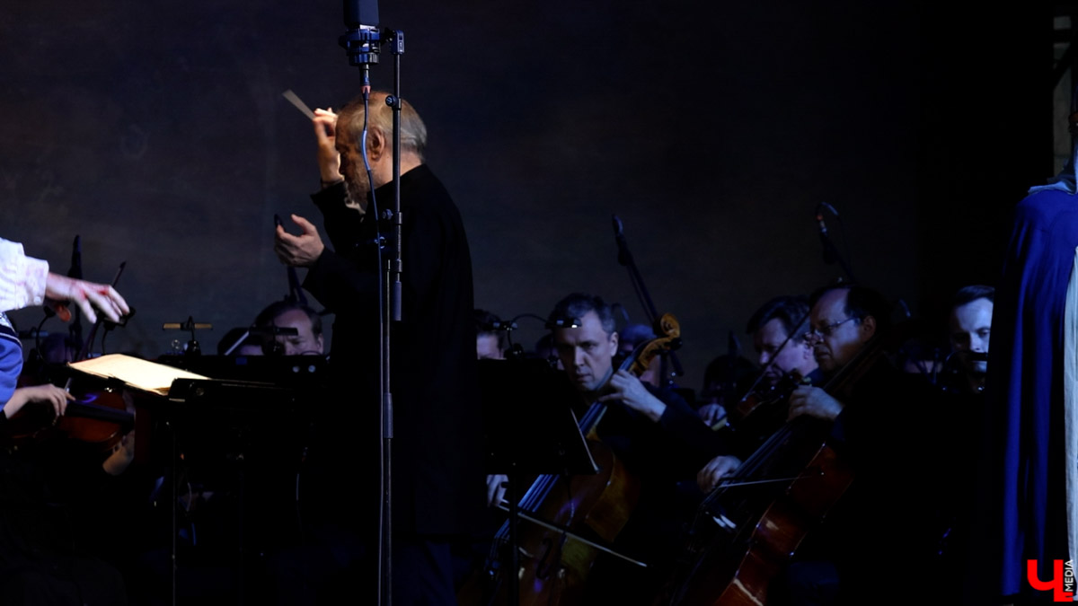 Вчера в Суздале состоялось светомузыкальное представление с участием хора и оркестра Мариинского театра. Шоу прошло на территории кремля, посетили его несколько тысяч зрителей. Так, на стены Архиерейских палат были выведены сказочные сюжеты.