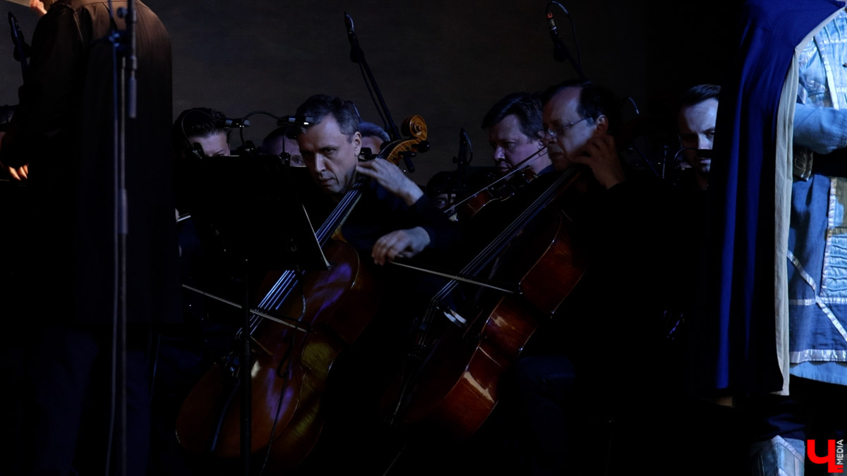 Вчера в Суздале состоялось светомузыкальное представление с участием хора и оркестра Мариинского театра. Шоу прошло на территории кремля, посетили его несколько тысяч зрителей. Так, на стены Архиерейских палат были выведены сказочные сюжеты.