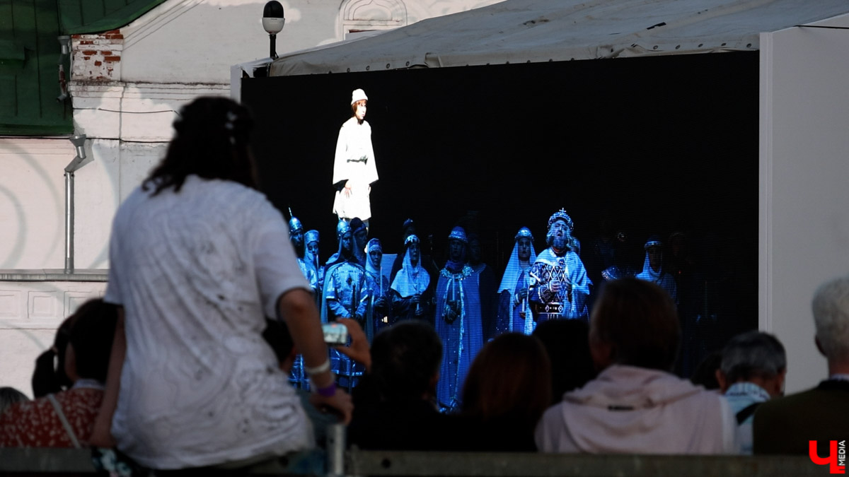 Вчера в Суздале состоялось светомузыкальное представление с участием хора и оркестра Мариинского театра. Шоу прошло на территории кремля, посетили его несколько тысяч зрителей. Так, на стены Архиерейских палат были выведены сказочные сюжеты.