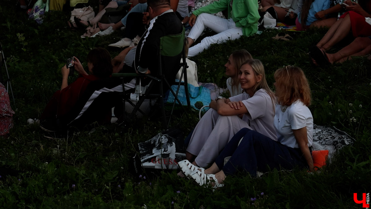 Вчера в Суздале состоялось светомузыкальное представление с участием хора и оркестра Мариинского театра. Шоу прошло на территории кремля, посетили его несколько тысяч зрителей. Так, на стены Архиерейских палат были выведены сказочные сюжеты.