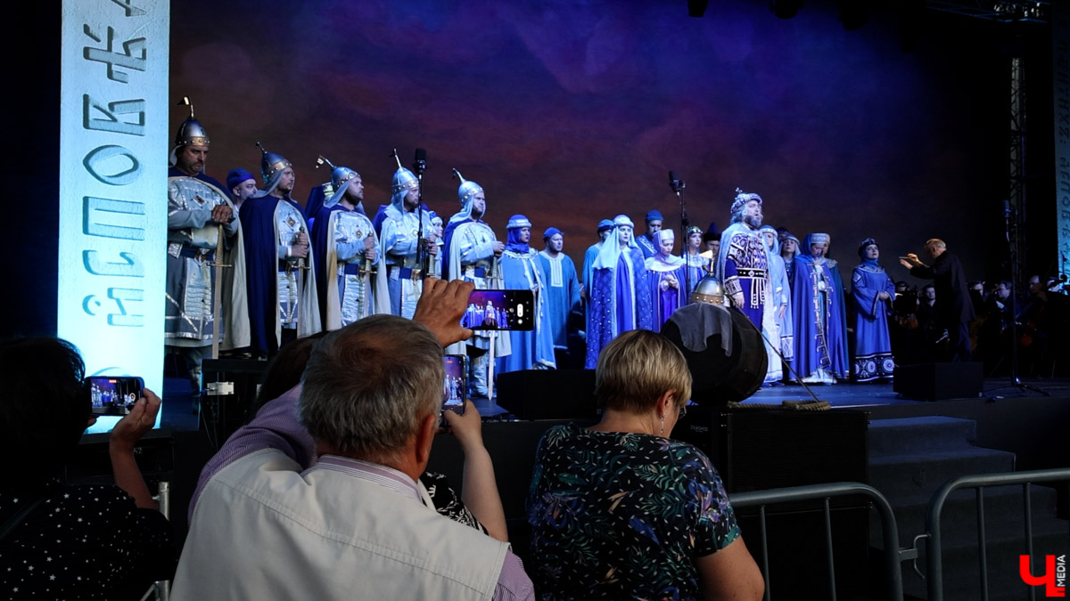 Вчера в Суздале состоялось светомузыкальное представление с участием хора и оркестра Мариинского театра. Шоу прошло на территории кремля, посетили его несколько тысяч зрителей. Так, на стены Архиерейских палат были выведены сказочные сюжеты.