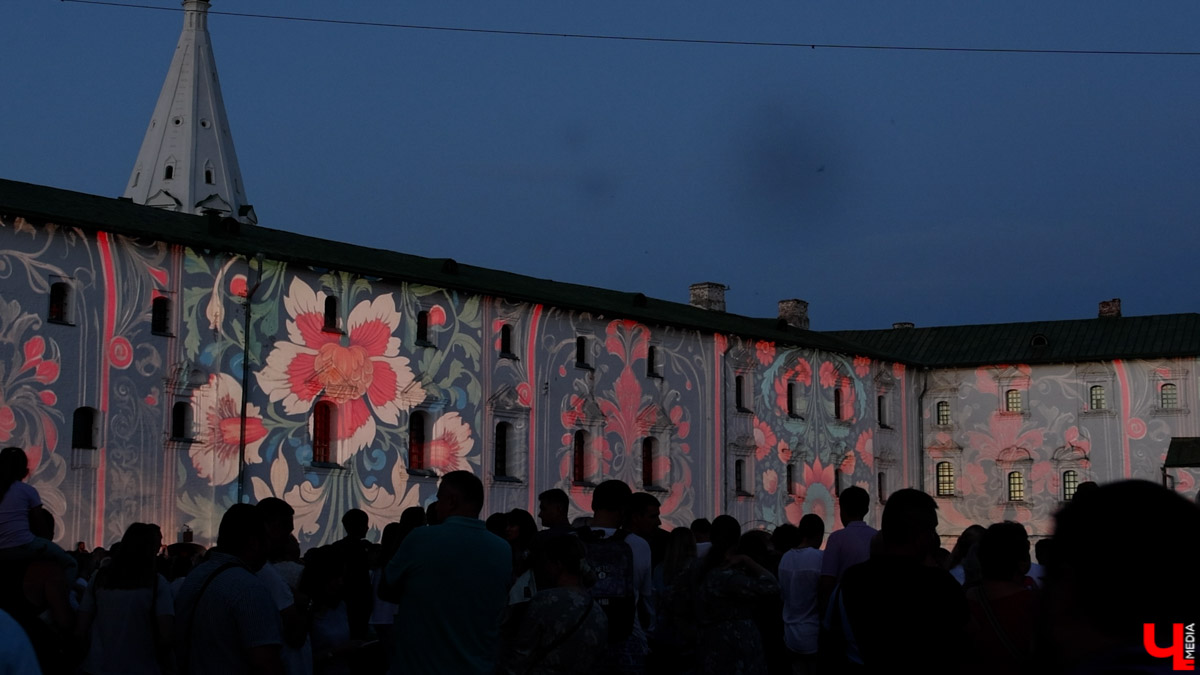 Вчера в Суздале состоялось светомузыкальное представление с участием хора и оркестра Мариинского театра. Шоу прошло на территории кремля, посетили его несколько тысяч зрителей. Так, на стены Архиерейских палат были выведены сказочные сюжеты.