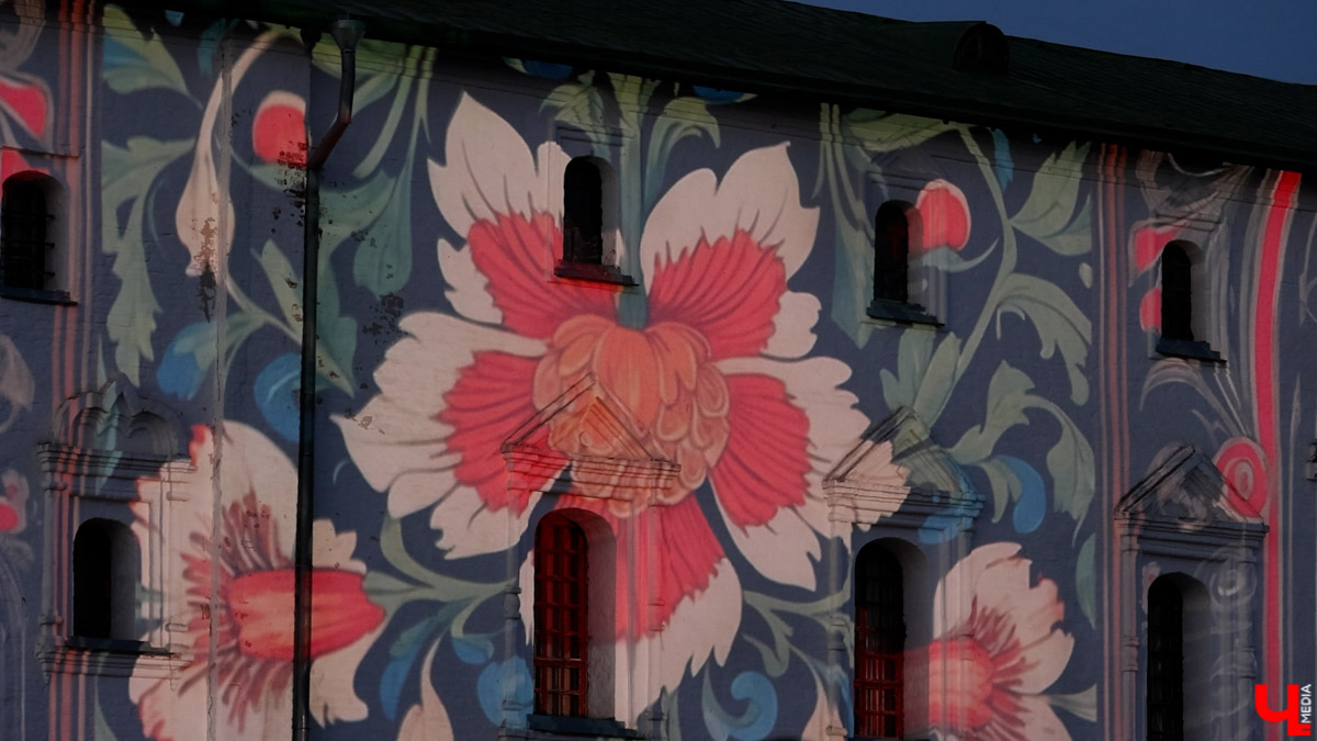 Вчера в Суздале состоялось светомузыкальное представление с участием хора и оркестра Мариинского театра. Шоу прошло на территории кремля, посетили его несколько тысяч зрителей. Так, на стены Архиерейских палат были выведены сказочные сюжеты.