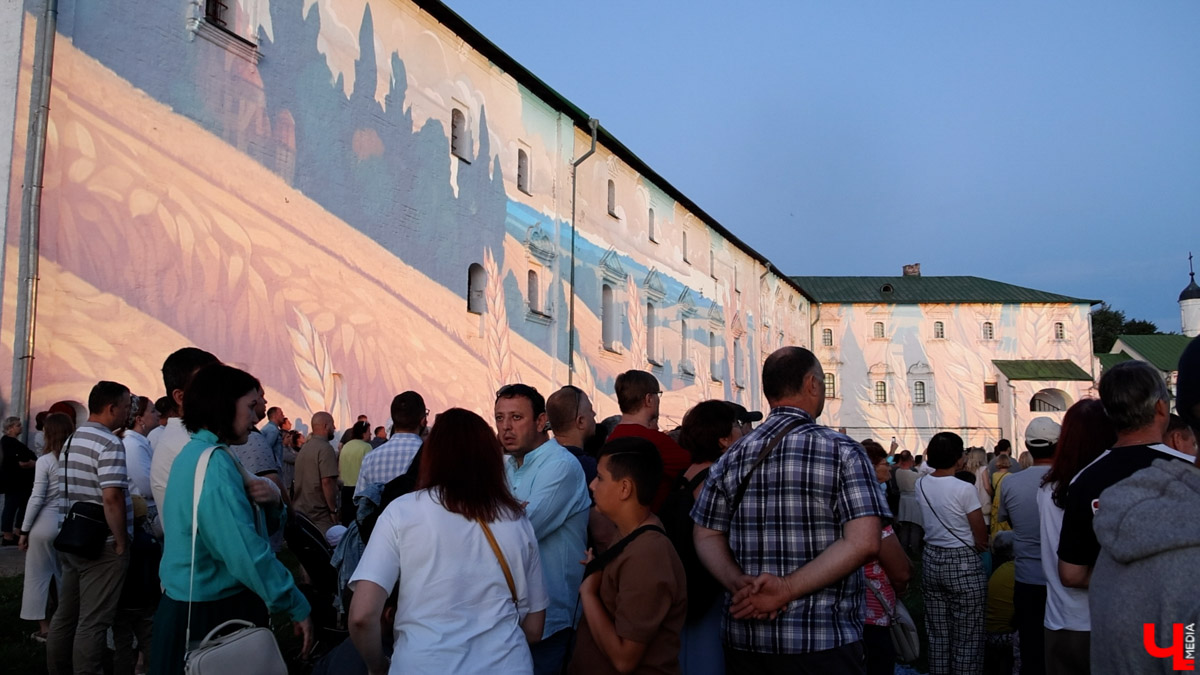 Вчера в Суздале состоялось светомузыкальное представление с участием хора и оркестра Мариинского театра. Шоу прошло на территории кремля, посетили его несколько тысяч зрителей. Так, на стены Архиерейских палат были выведены сказочные сюжеты.