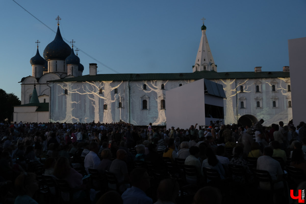 Вчера в Суздале состоялось светомузыкальное представление с участием хора и оркестра Мариинского театра. Шоу прошло на территории кремля, посетили его несколько тысяч зрителей. Так, на стены Архиерейских палат были выведены сказочные сюжеты.