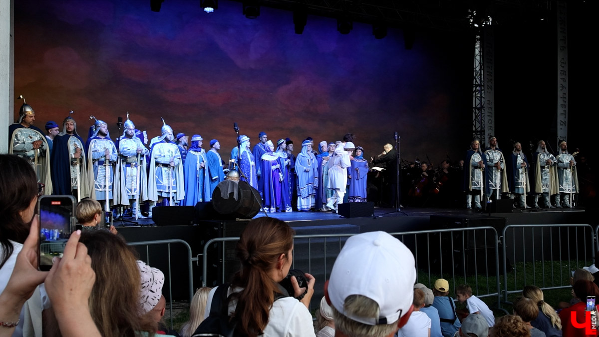 Вчера в Суздале состоялось светомузыкальное представление с участием хора и оркестра Мариинского театра. Шоу прошло на территории кремля, посетили его несколько тысяч зрителей. Так, на стены Архиерейских палат были выведены сказочные сюжеты.