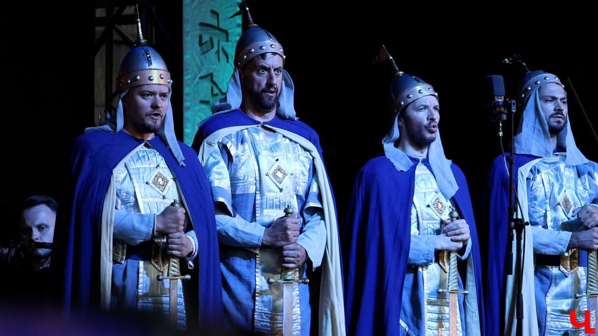 Вчера в Суздале состоялось светомузыкальное представление с участием хора и оркестра Мариинского театра. Шоу прошло на территории кремля, посетили его несколько тысяч зрителей. Так, на стены Архиерейских палат были выведены сказочные сюжеты.