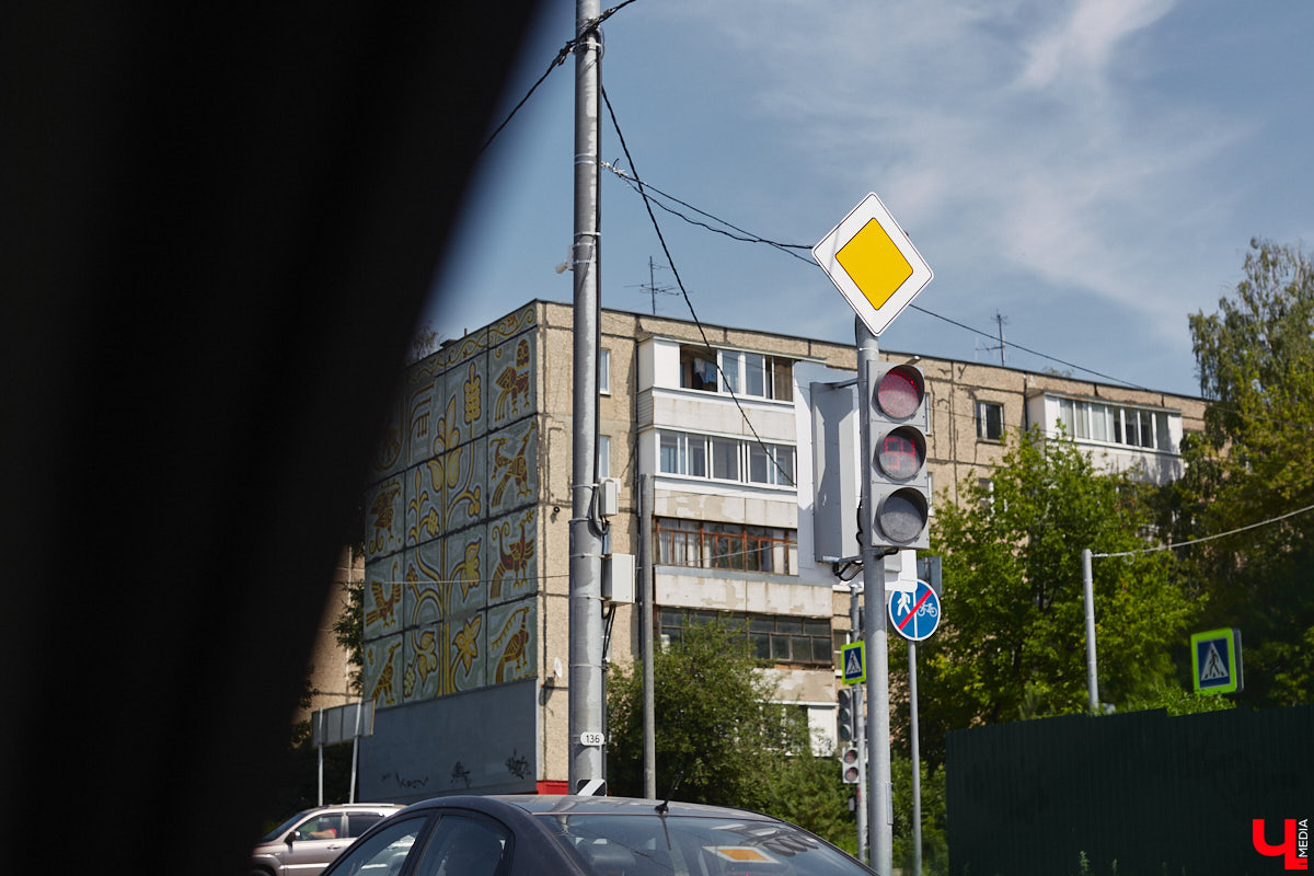 На оживленном перекрестке Владимира появился еще один светофор. Движение транспорта регулируют на пересечении улиц Юбилейной и Жуковского. Устройство поставили по просьбе жителей города после того, как на Рпенском проезде открыли движение. При этом парковать машины на Юбилейной теперь нельзя.