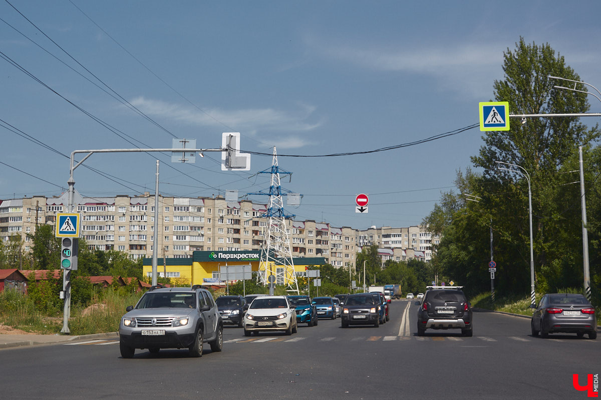 На оживленном перекрестке Владимира появился еще один светофор. Движение транспорта регулируют на пересечении улиц Юбилейной и Жуковского. Устройство поставили по просьбе жителей города после того, как на Рпенском проезде открыли движение. При этом парковать машины на Юбилейной теперь нельзя.