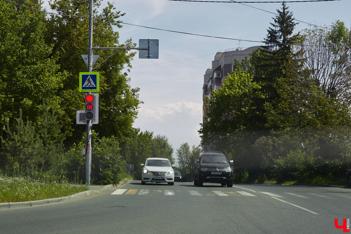 На оживленном перекрестке Владимира появился еще один светофор. Движение транспорта регулируют на пересечении улиц Юбилейной и Жуковского. Устройство поставили по просьбе жителей города после того, как на Рпенском проезде открыли движение. При этом парковать машины на Юбилейной теперь нельзя.
