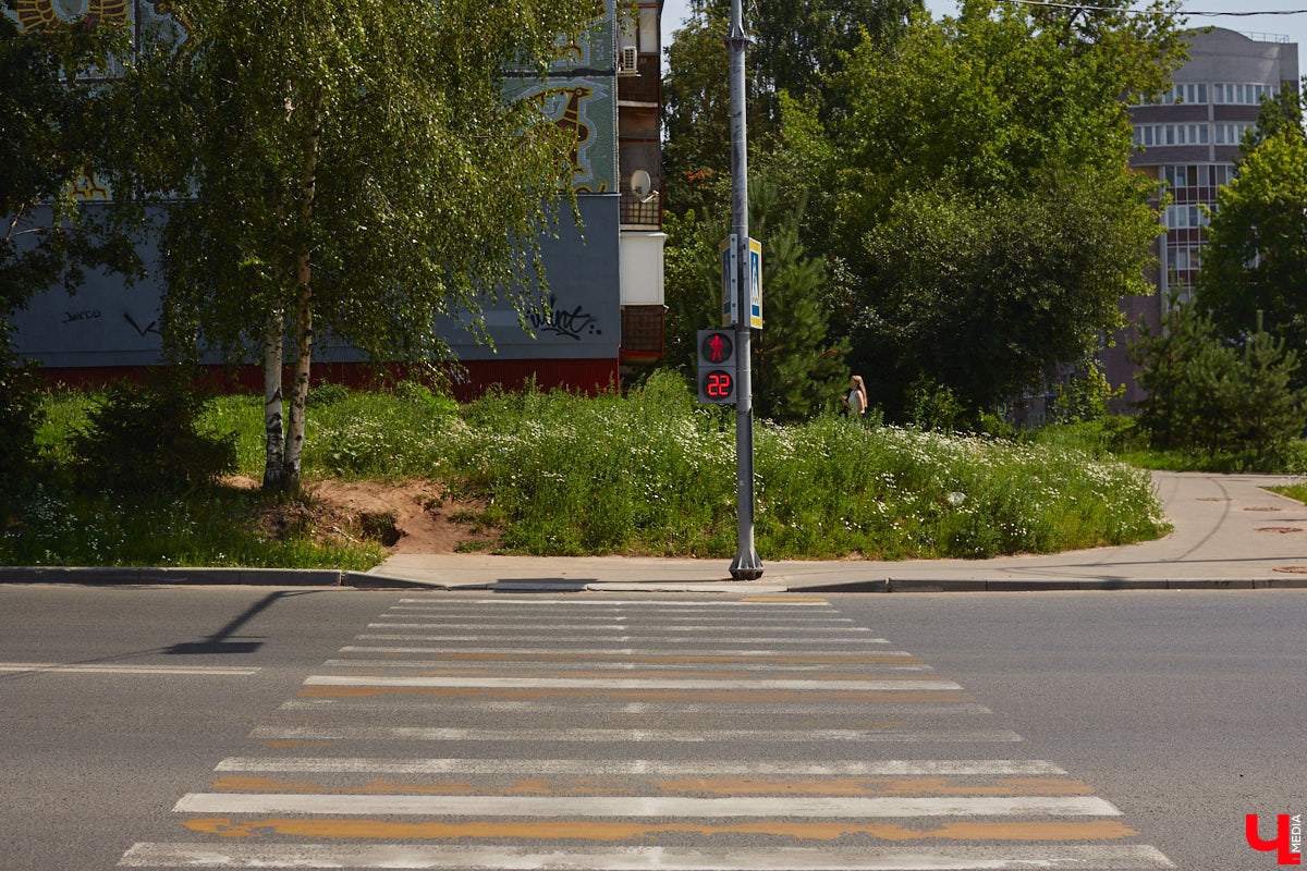 На оживленном перекрестке Владимира появился еще один светофор. Движение транспорта регулируют на пересечении улиц Юбилейной и Жуковского. Устройство поставили по просьбе жителей города после того, как на Рпенском проезде открыли движение. При этом парковать машины на Юбилейной теперь нельзя.