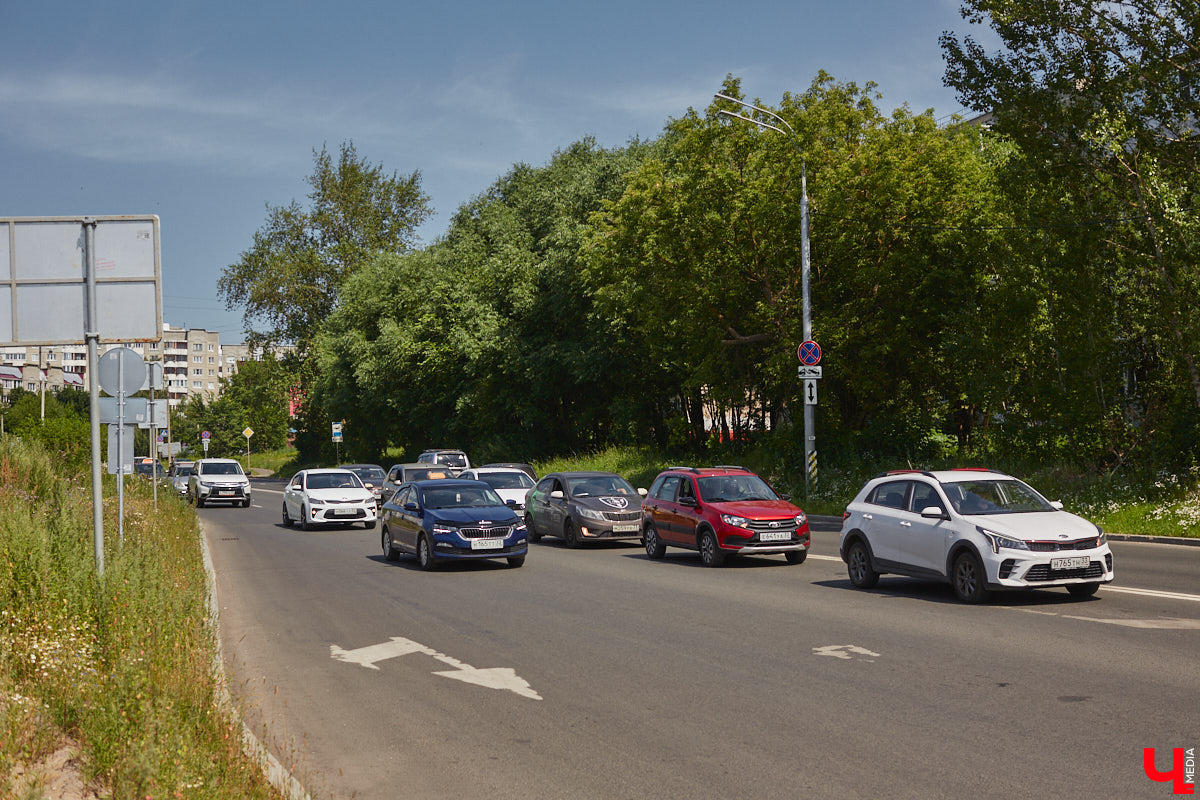 На оживленном перекрестке Владимира появился еще один светофор. Движение транспорта регулируют на пересечении улиц Юбилейной и Жуковского. Устройство поставили по просьбе жителей города после того, как на Рпенском проезде открыли движение. При этом парковать машины на Юбилейной теперь нельзя.