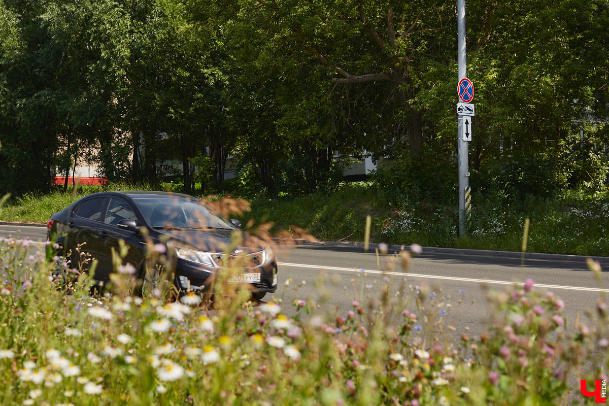 На оживленном перекрестке Владимира появился еще один светофор. Движение транспорта регулируют на пересечении улиц Юбилейной и Жуковского. Устройство поставили по просьбе жителей города после того, как на Рпенском проезде открыли движение. При этом парковать машины на Юбилейной теперь нельзя.