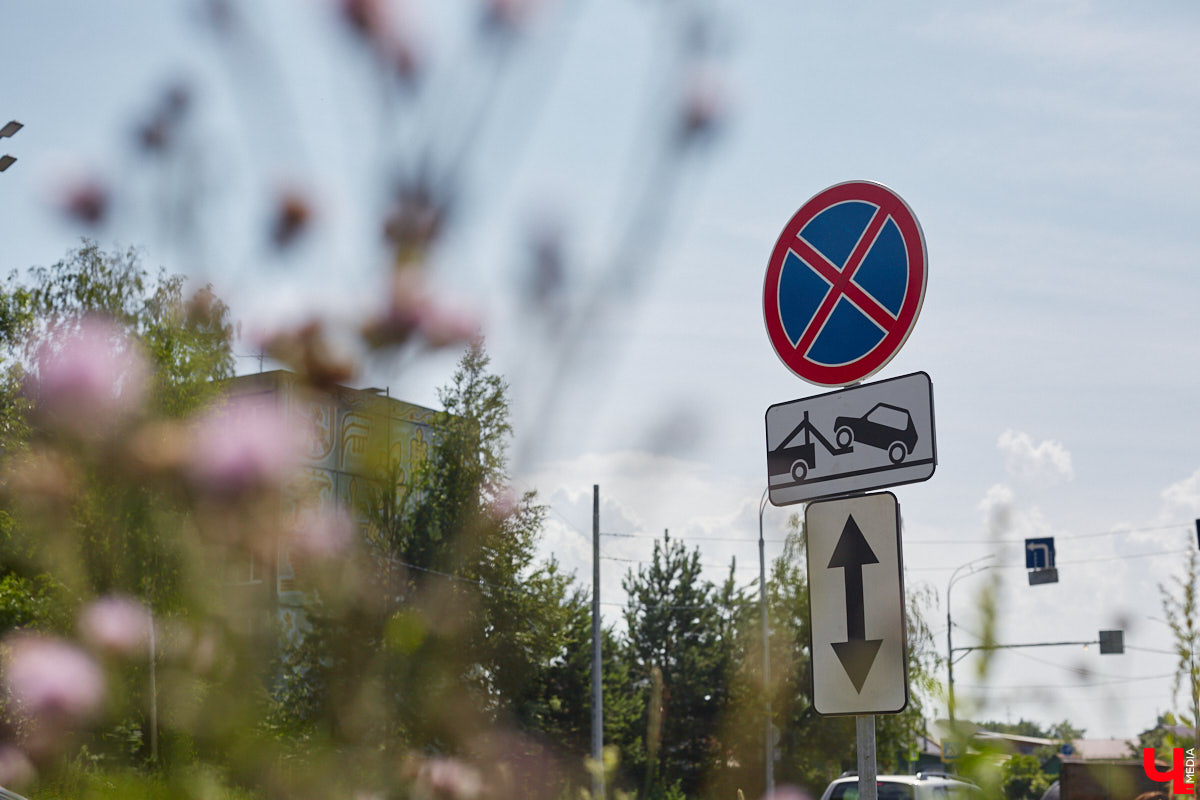 На оживленном перекрестке Владимира появился еще один светофор. Движение транспорта регулируют на пересечении улиц Юбилейной и Жуковского. Устройство поставили по просьбе жителей города после того, как на Рпенском проезде открыли движение. При этом парковать машины на Юбилейной теперь нельзя.