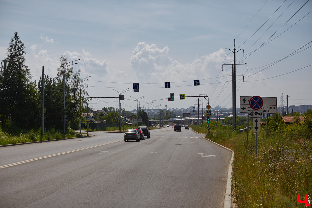 На оживленном перекрестке Владимира появился еще один светофор. Движение транспорта регулируют на пересечении улиц Юбилейной и Жуковского. Устройство поставили по просьбе жителей города после того, как на Рпенском проезде открыли движение. При этом парковать машины на Юбилейной теперь нельзя.