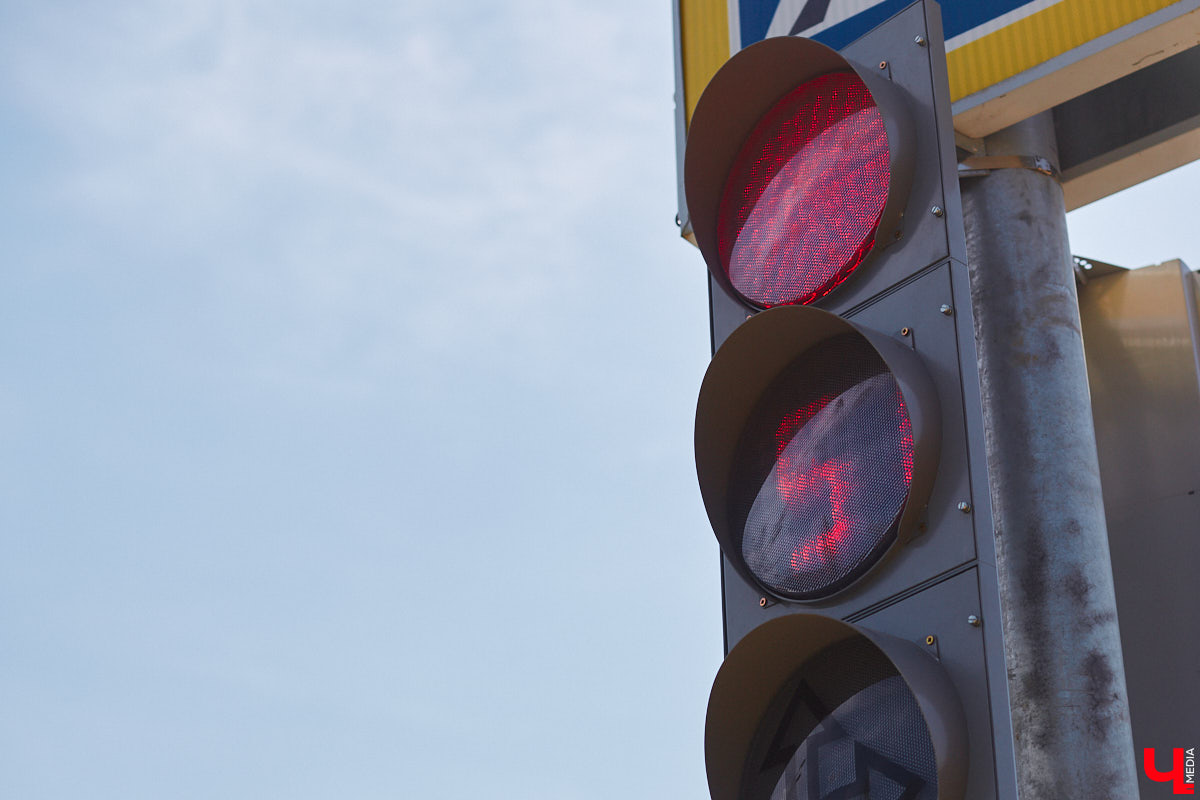 На оживленном перекрестке Владимира появился еще один светофор. Движение транспорта регулируют на пересечении улиц Юбилейной и Жуковского. Устройство поставили по просьбе жителей города после того, как на Рпенском проезде открыли движение. При этом парковать машины на Юбилейной теперь нельзя.