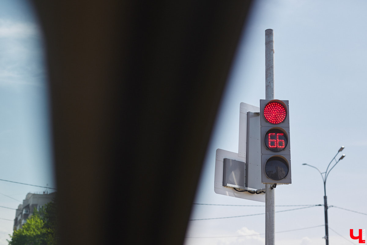 На оживленном перекрестке Владимира появился еще один светофор. Движение транспорта регулируют на пересечении улиц Юбилейной и Жуковского. Устройство поставили по просьбе жителей города после того, как на Рпенском проезде открыли движение. При этом парковать машины на Юбилейной теперь нельзя.