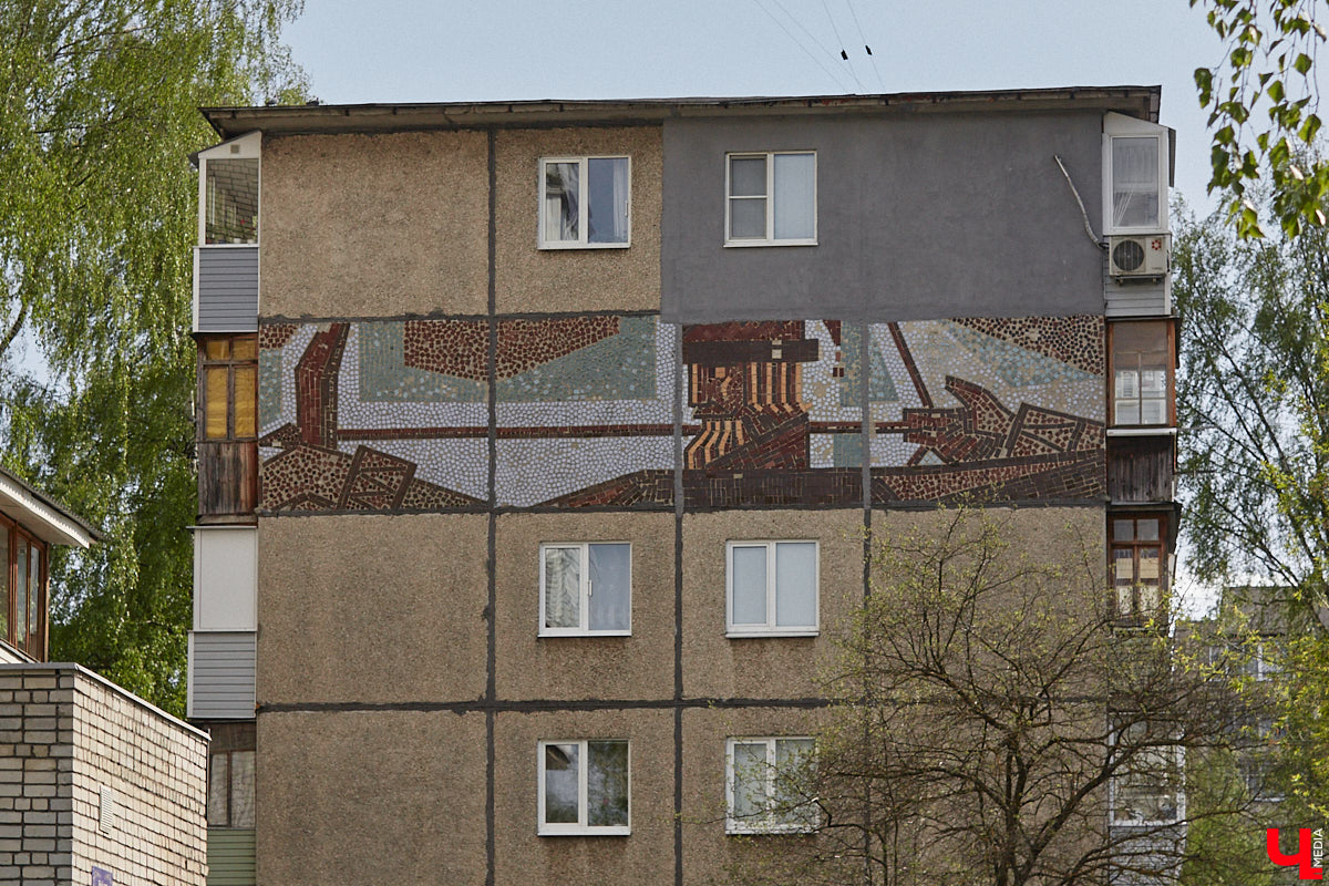 Владимирские мозаики на стенах домов приковывают взгляд. К сожалению, это не всегда объясняется восхищением. Состояние некоторых цветных элементов удручает, и с каждым годом ситуация усугубляется. Самые интересные панно, сохранившиеся целиком или частично, «Ключ-Медиа» собрал в обзор. Ведь какими они будут завтра, никто не знает.