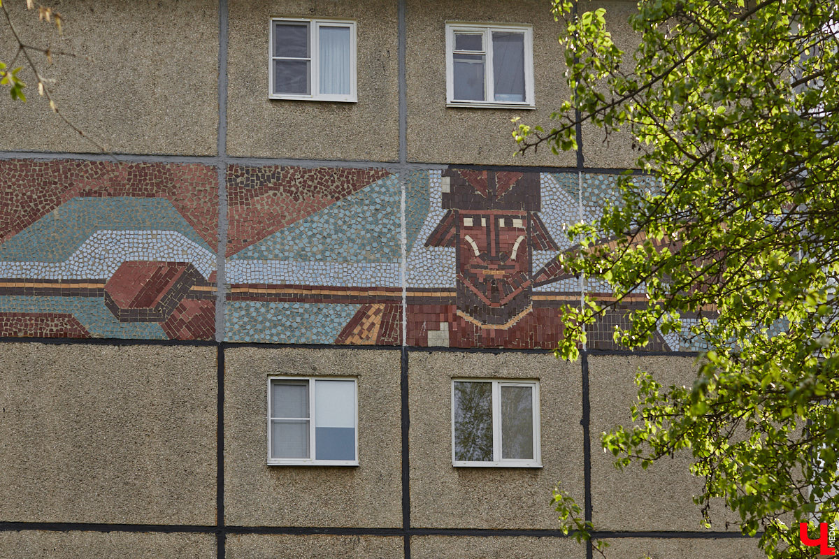 Владимирские мозаики на стенах домов приковывают взгляд. К сожалению, это не всегда объясняется восхищением. Состояние некоторых цветных элементов удручает, и с каждым годом ситуация усугубляется. Самые интересные панно, сохранившиеся целиком или частично, «Ключ-Медиа» собрал в обзор. Ведь какими они будут завтра, никто не знает.